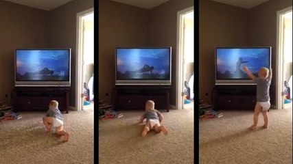 Trop cute ! Ce bébé est fan de Rambo... Et il l'imite à la perfection !