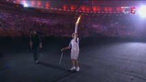 Un relayeur s'effondre avec la flamme olympique au Maracana