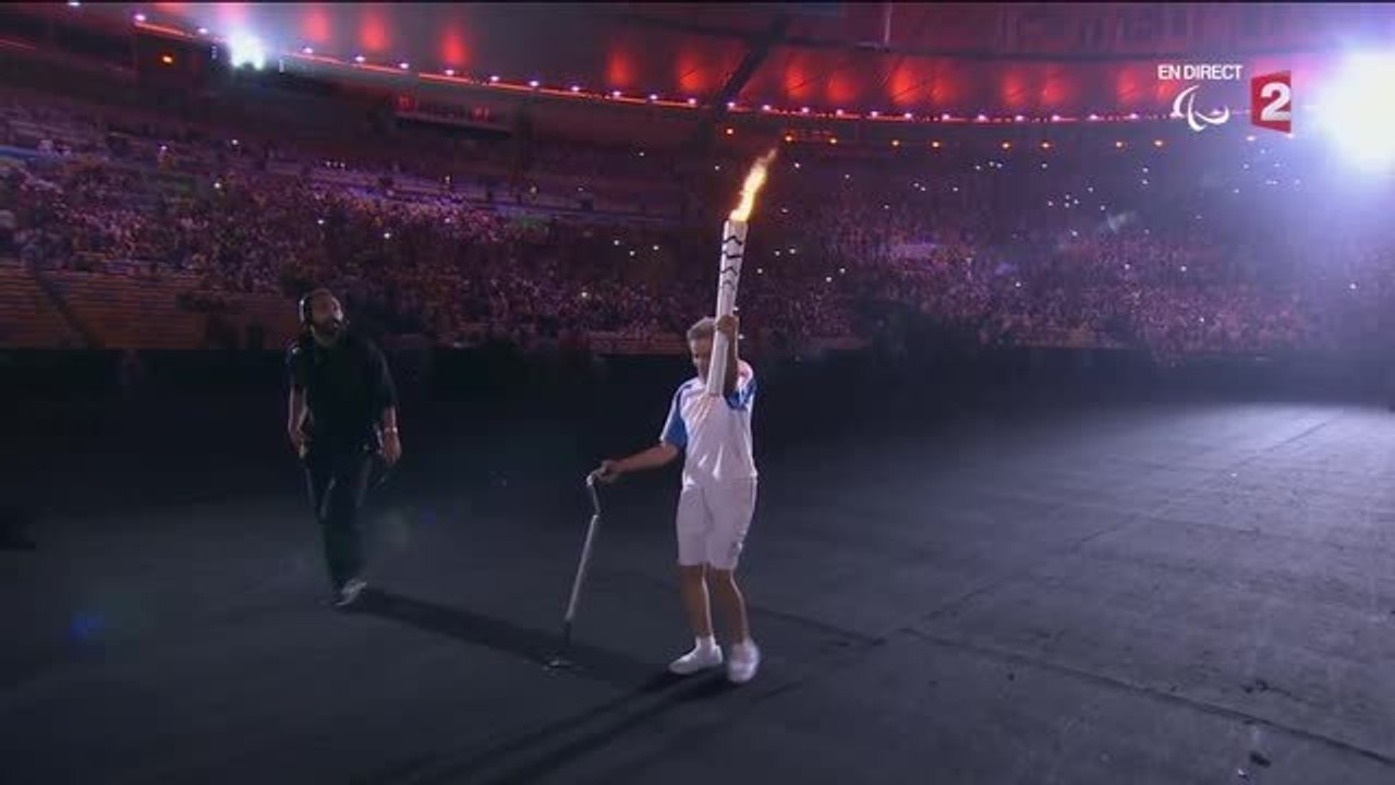 Un relayeur s'effondre avec la flamme olympique au Maracana
