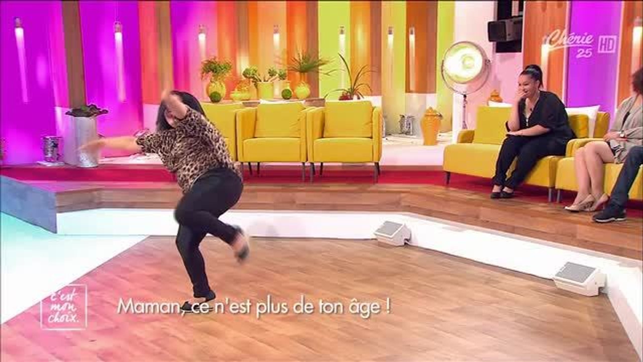 La danse sexy (et gênante) de cette maman devant sa fille (C'est Mon Choix)
