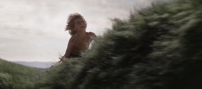 Peter et Elliott le Dragon jouent à cache-cache dans un extrait du film (VIDEO)
