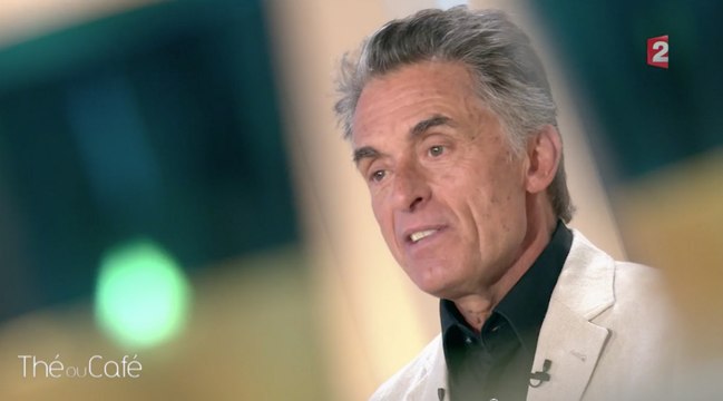 Gérard Holtz a eu sa première relation sexuelle à… Son étonnante confidence dans Thé ou café