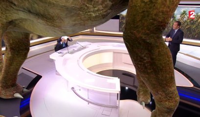 David Pujadas effrayé par un dinosaure sur le plateau du JT