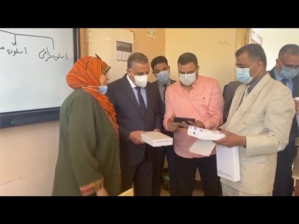 محافظ سوهاج يسلم أجهزة التابلت لطالبات الصف الأول الثانوي
