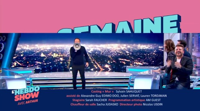 Arthur se moque de Cyril Hanouna en le parodiant dans L'Hebdo Show sur TF1... Le Zapping people