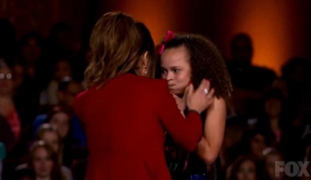 En direct à la télé américaine, une candidate de 12 ans vomit sur Paula Abdul