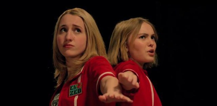 Yoga Hosers : Lily-Rose Depp combat des saucisses nazis dans la nouvelle bande-annonce (VO)