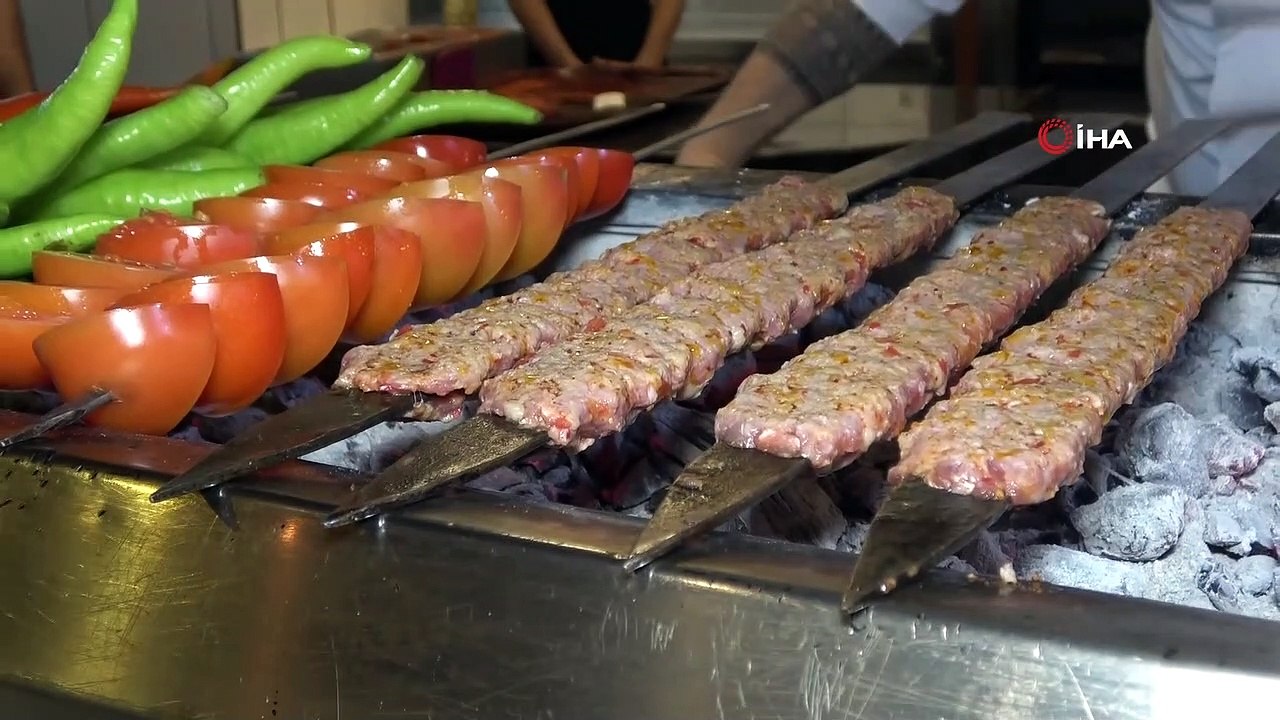 Adana’da yeni trend: "Lahmacun arası kebap"