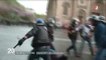 Des journalistes de France 2 chargés par les CRS pendant une manif