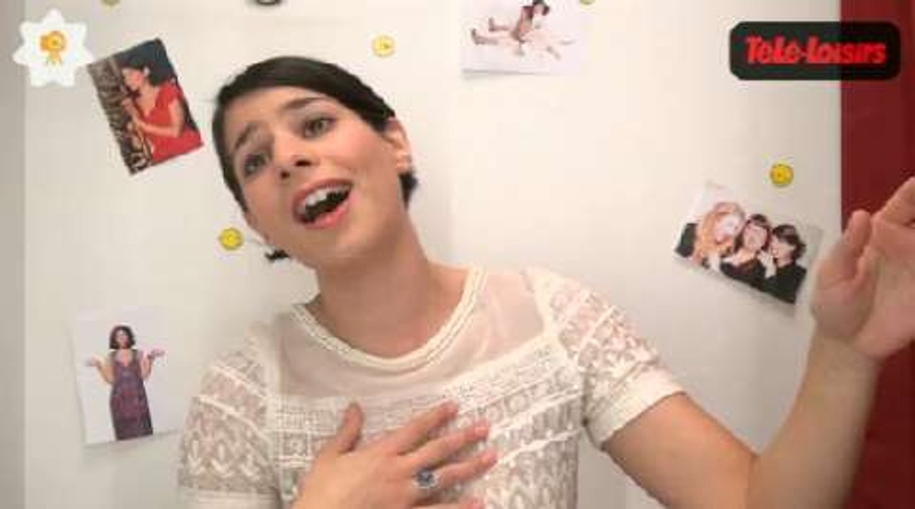 La Boîte à photos : Marie Facundo (Nos chers voisins) imite Edith Piaf, chante une chanson coquine