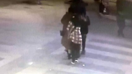 Takip ettiği kadının cep telefonunu böyle çaldı