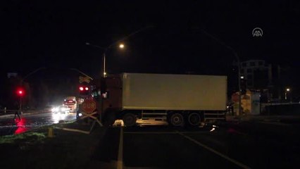 Hemzemin geçitte trene çarpan kamyonun sürücüsü yaralandı