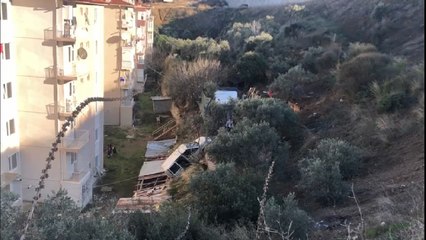 Kamyonet, 50 metreden site bahçesine uçtu: 1 ölü