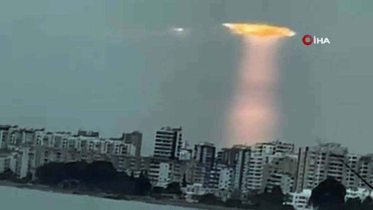 Mersin'de bulutların arasından yansıyan gün ışığı şaşırttı