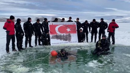 ÇILDIR GÖLÜ'NDE BUZU KESİP DALIŞ EĞİTİMİ YAPTILAR