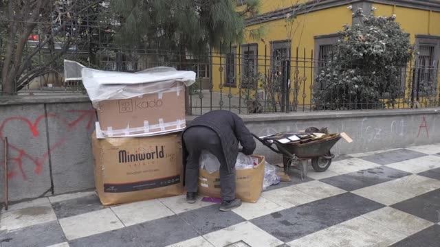 Toplayıp sattığı geri dönüşüm malzemelerinin geliriyle kedileri besliyor