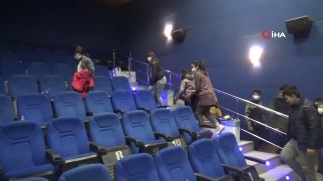 İlk kez gittikleri sinemada İyi ki Varsın Eren filmini izlediler