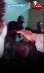 अफ्रीकी लोगों के एक समूह ने एक पार्टी के दौरान मोहम्मद रफ़ी का गाना गाया.