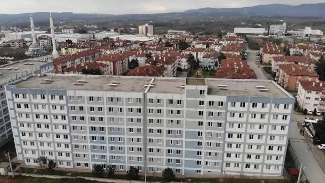 Üniversite öğrencileri mahalledeki kadınlara okuma yazma öğretiyor