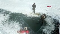 Su altı komandoları buz tutan gölde dalış yaptı