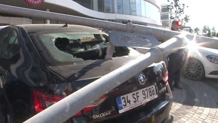 Esenyurt'ta şiddetli rüzgar trafik lambasını devirdi