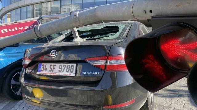 İstanbul’da şiddetli rüzgar trafik lambası direğini devirdi