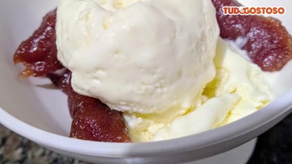 Sorvete de queijo com calda de goiabada