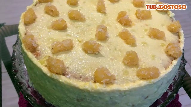 Bolo com recheio de creme de abacaxi com coco ralado