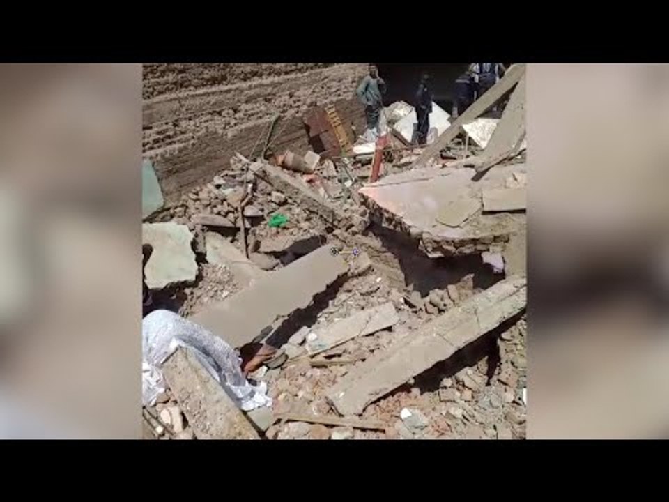 أولى مشاهد انهيار منزل بسوهاج.. وجهود لاستخراج 10 أشخاص من تحت الأنقاض
