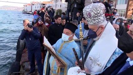 Altın haç kazanmak için denize atladılar