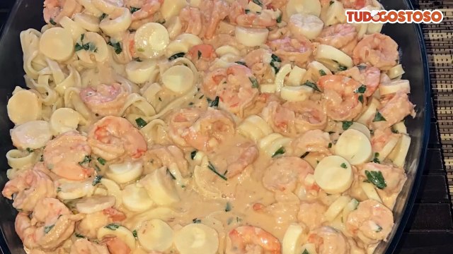 Talharim ao molho de camarão no vinho branco