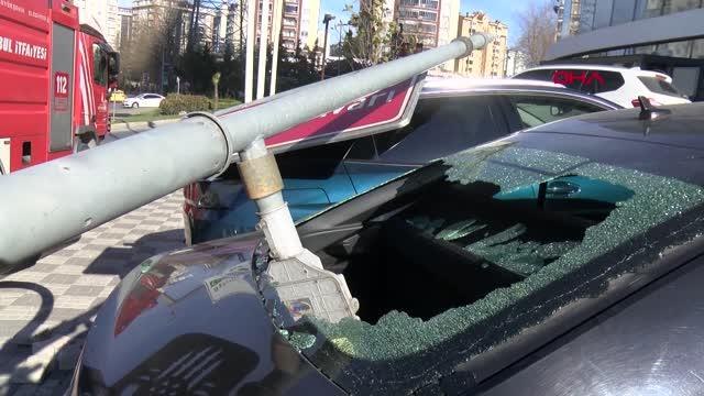 İSTANBUL ? ESENYURT'TA RÜZGAR NEDENİYLE DEVRİLEN DİREK, 2 OTOMOBİLE ZARAR VERDİ