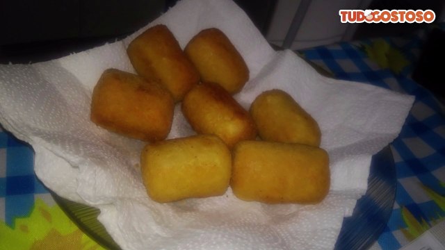 Enroladinho de salsicha frito simples