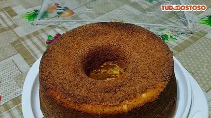 Bolo de fubá com casquinha de açúcar e canela