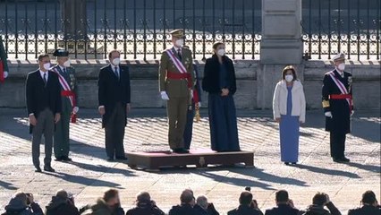 El rey recoge el broche caído de la reina instantes antes de sonar el himno nacional