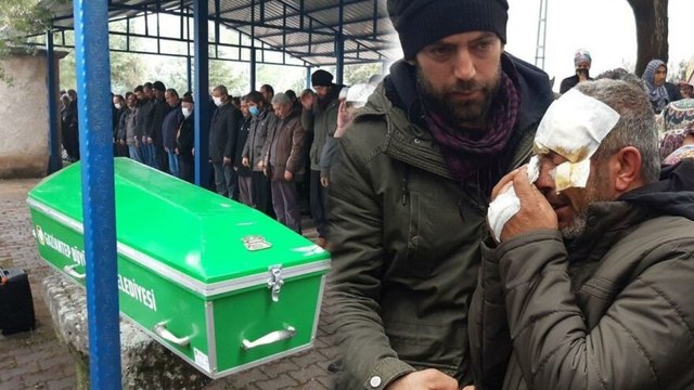 Sargılar içerisinde, kazada ölen karısı için gözyaşı döktü