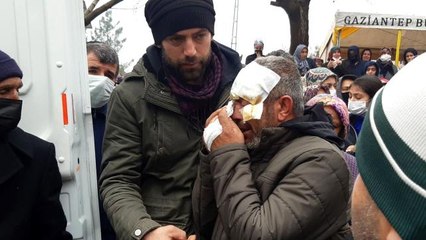 Yüzü gözü sargılar içerisinde, kazada ölen karısı için gözyaşı döktü