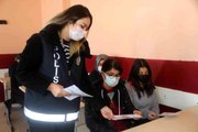 Erciş'te jandarma, polis ve sosyologlar evleri gezerek kadınların telefonlarına KADES uygulaması yüklüyorlar