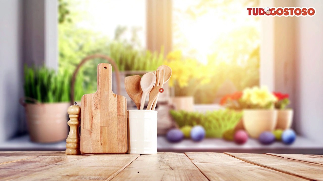 Bolo de chocolate com cobertura de chocolate de leite em pó