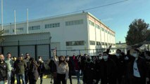 Tuzla'da işten çıkarılan Oppo çalışanları, fabrika önünde eyleme başladı
