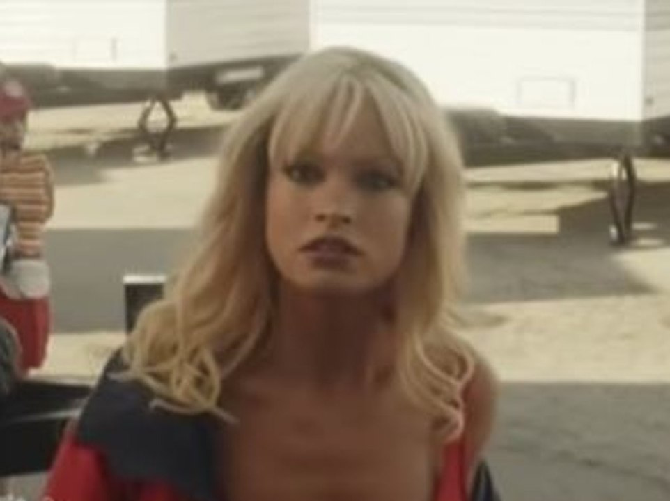 'Pam & Tommy' (OV): Neuer Trailer zeigt Lily James im 'Baywatch'-Look