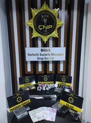 ARAÇTA UYUŞTURUCUYLA YAKALANAN 3 ŞÜPHELİDEN 2'Sİ TUTUKLANDI