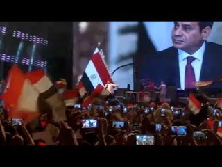 لحظة صعود محمد فؤاد مسرح المنصة في احتفال ذكرى أكتوبر