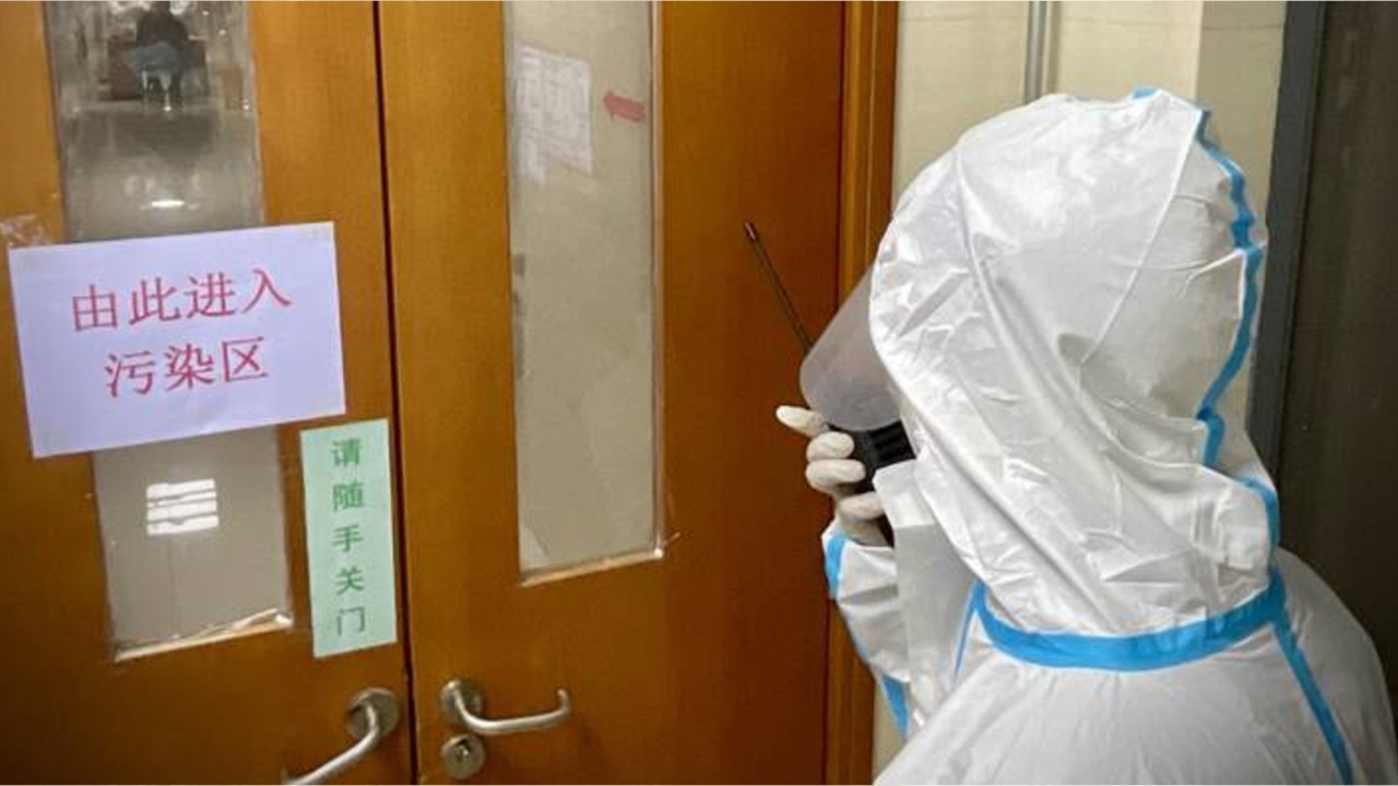 Chine faute de pass Covid, une femme fait une fausse couche à la porte de lhôpital photo image