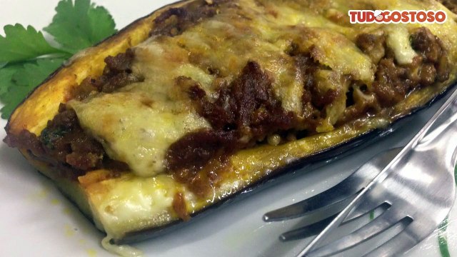 Beringela recheada com carne moída e molho bechamel