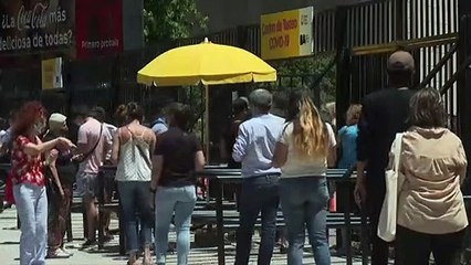 أرجنتينيون ينتظرون في الصف لإجراء فحوص كوفيد
