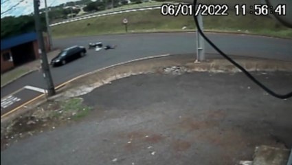 Câmera flagra colisão entre carro e moto na marginal da BR-467
