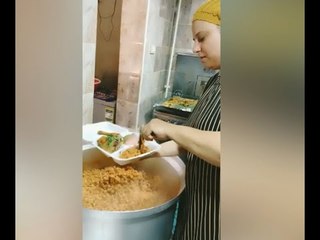 حكاية سيدة وهبت حياتها لعمل الخير توزع  500 وجبة يوميا على الغلابة ومرضى كورونا