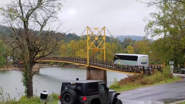 Pari risqué de traverser ce pont en bus