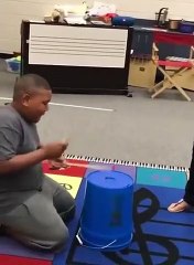 Une prof de musique offre une batterie à son élève qui jouait sur des pots en plastique